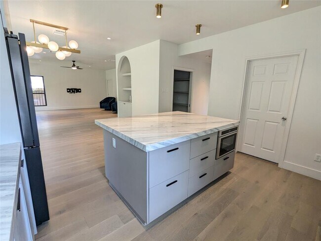 Building Photo - 9257 Scenic Bluff Dr