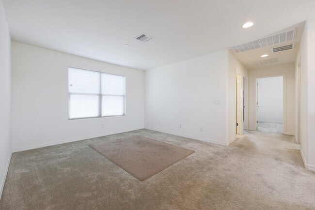 Building Photo - BEAUTIFUL 3 bed + LOFT