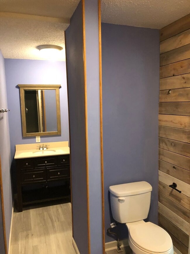 Building Photo - SPACIOUS THREE BEDROOM, TWO BATH HOME