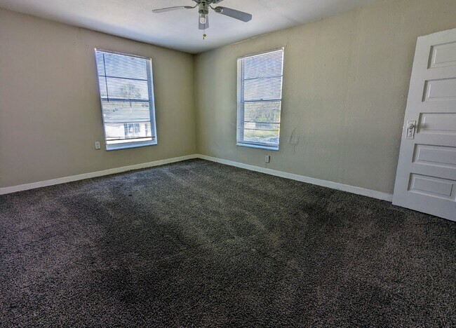 Building Photo - "Charming 3 Bed Duplex for Rent in Jacksonville, FL - Spacious, Convenient, and Ready for You!"