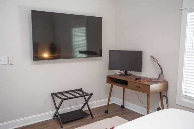 Building Photo - 2202 Elkridge Dr