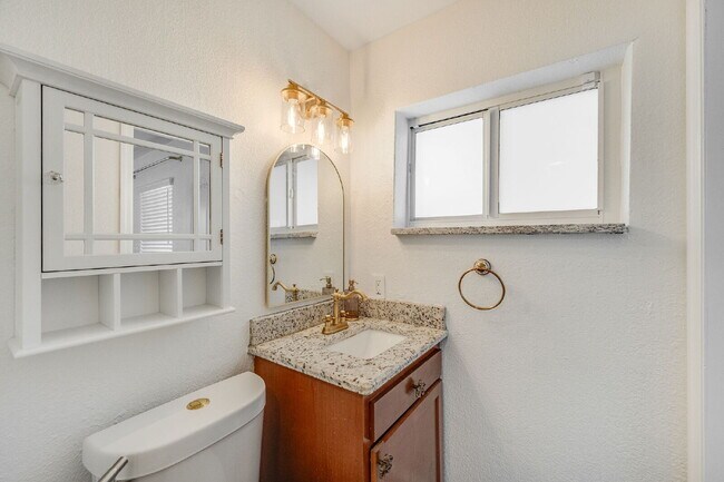 Building Photo - Remodeled 3/2 in Central Merritt Island!