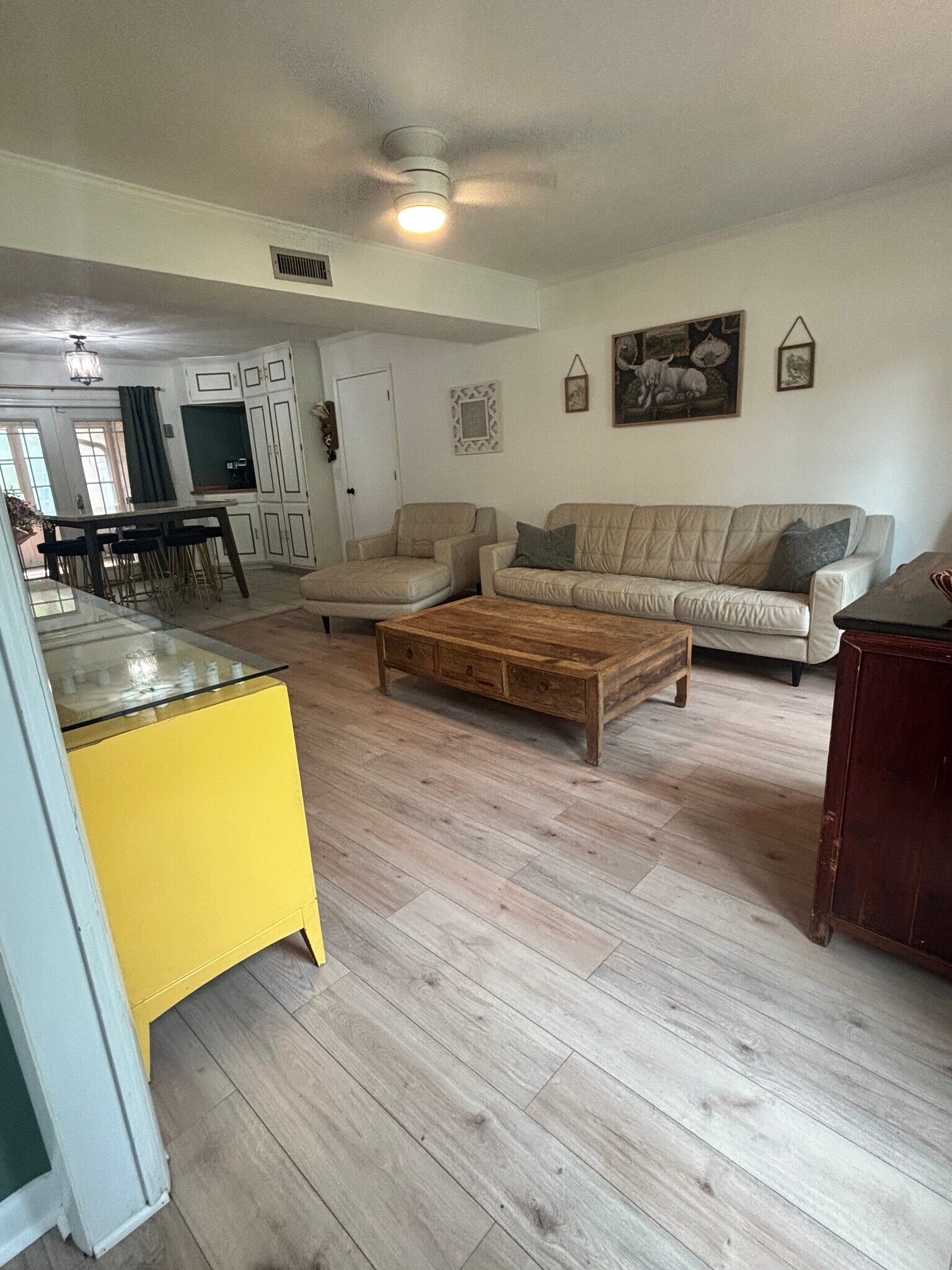 Living Room - 400 Colonial Dr
