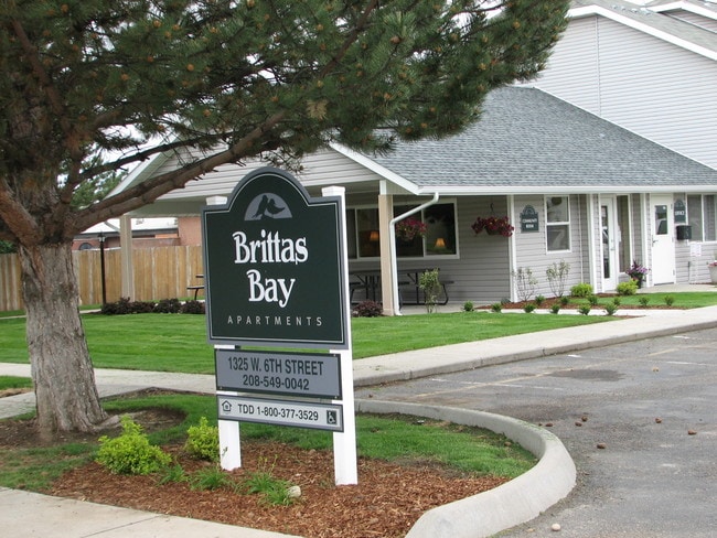 Primary Photo - Britta's Bay Apartments