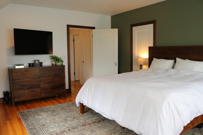 Main Bedroom - 140 NW Maywood Dr
