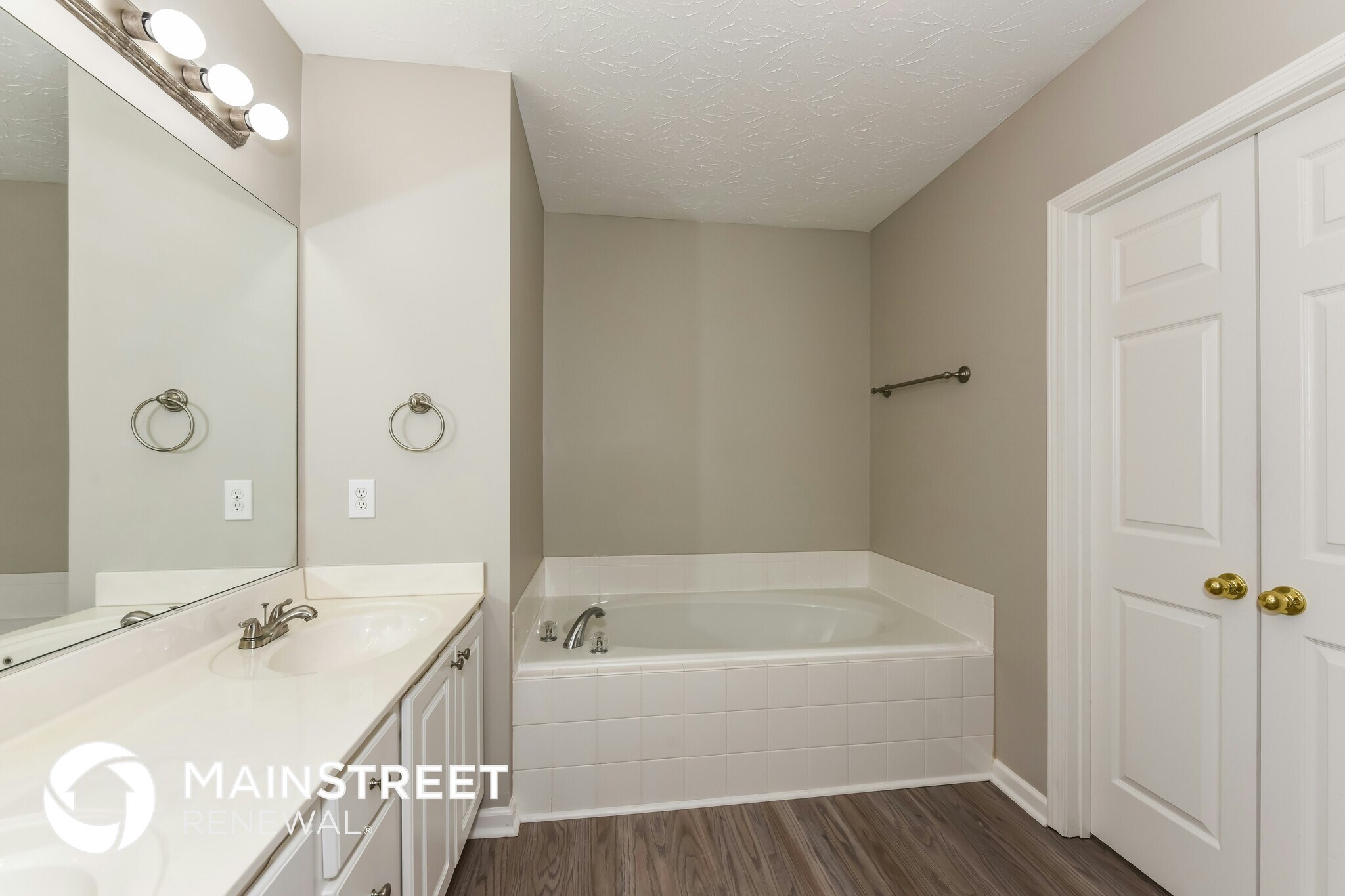 Building Photo - 160 Walton Trce S