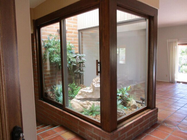 Building Photo - 4 bedroom 2.5 Bath