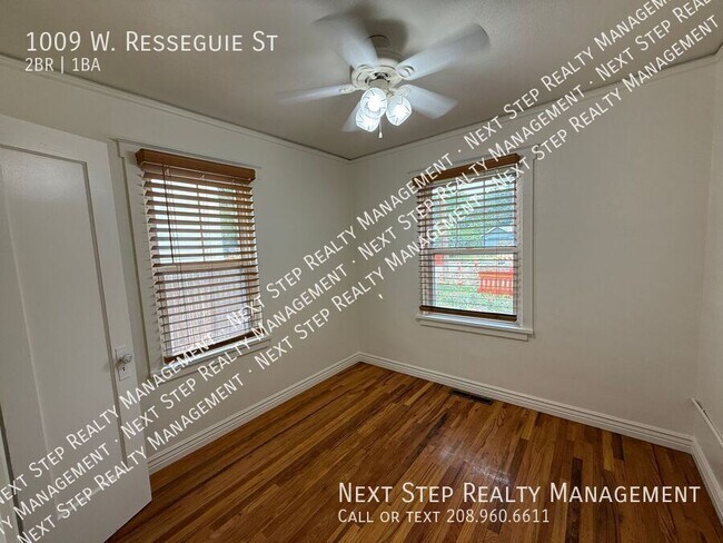Building Photo - 1009 W Resseguie St