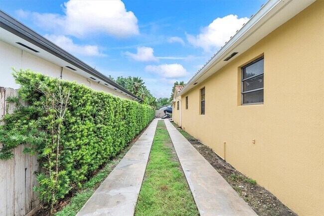 Building Photo - 6534 SW 27th St
