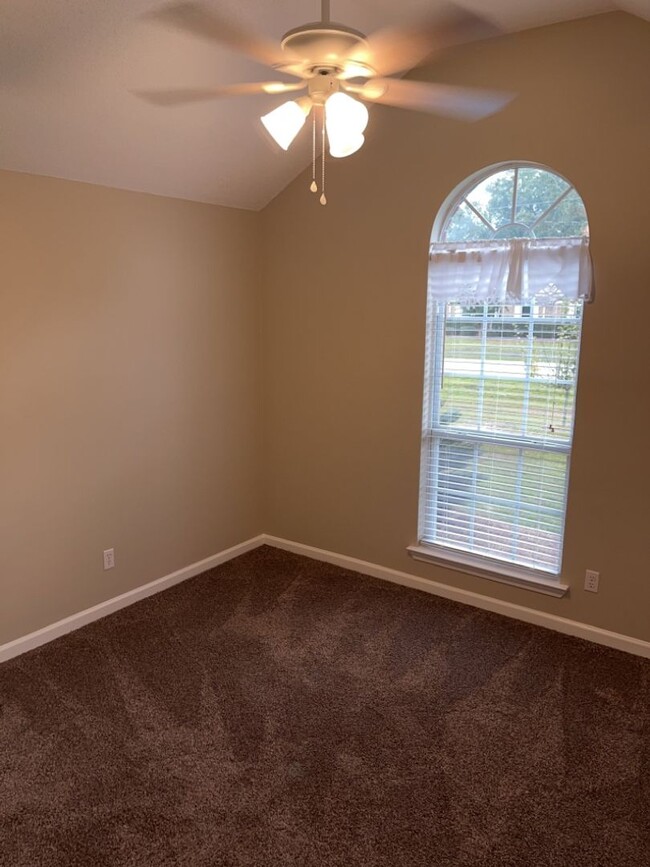 Building Photo - MOVE IN SPECIAL! 1/2 off first month's ren...