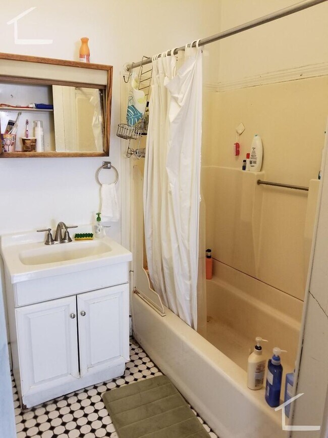 Building Photo - Convenient Location. Wals to BU Campus, Short Walk to T.Laundry, Parking for Rent