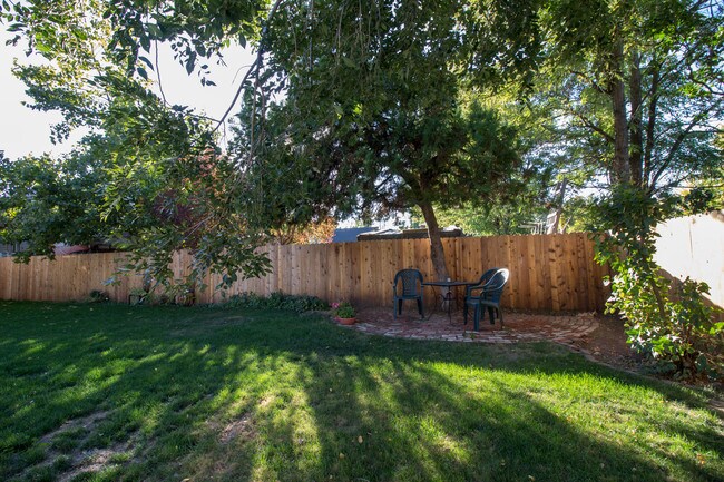 Building Photo - 1321 E Isaacs Ave