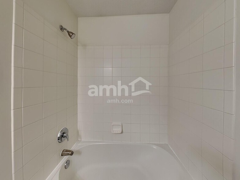 Building Photo - 2083 Shetland St