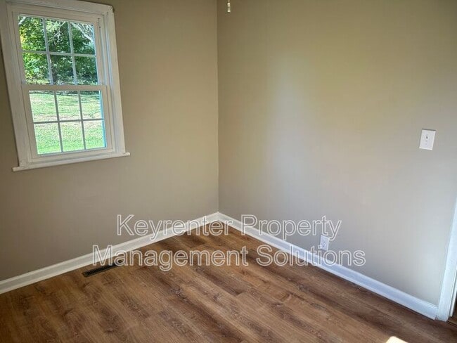 Building Photo - 113 York Dr