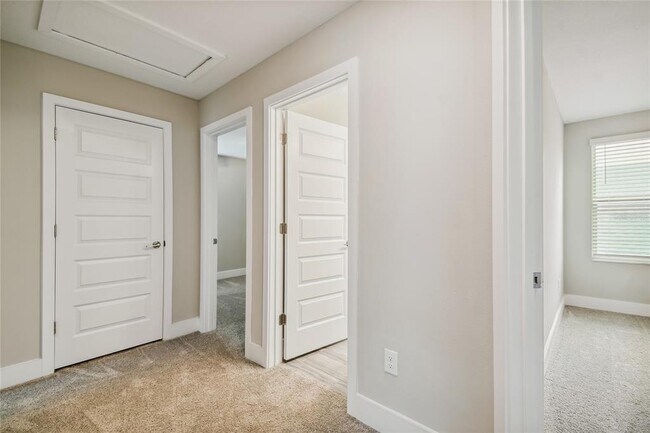 Building Photo - 9754 Little Bluestem Dr
