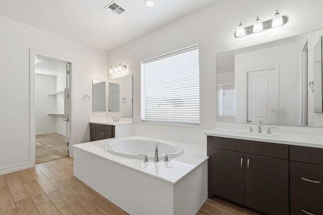 Building Photo - Gated Community Amazing ameneties