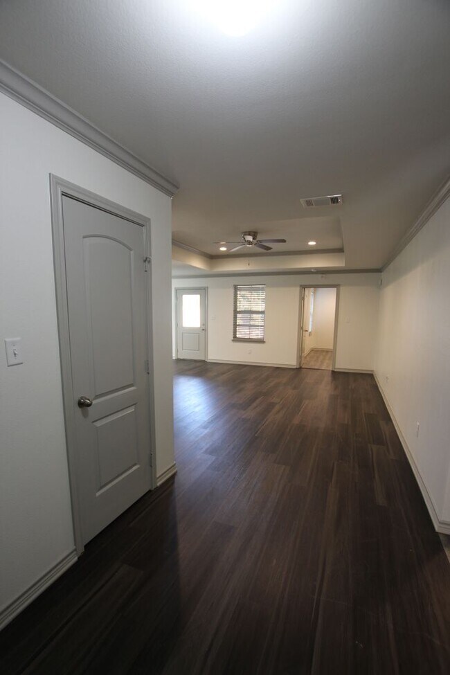 Building Photo - Beautiful 3 Bedroom 2 Bathroom Townhouse in South Tyler!