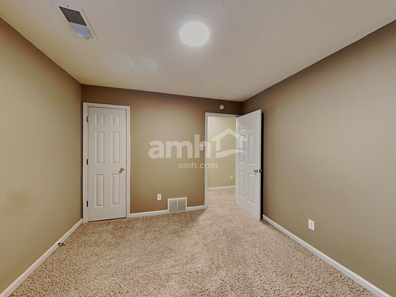 Building Photo - 5557 Mary Ln
