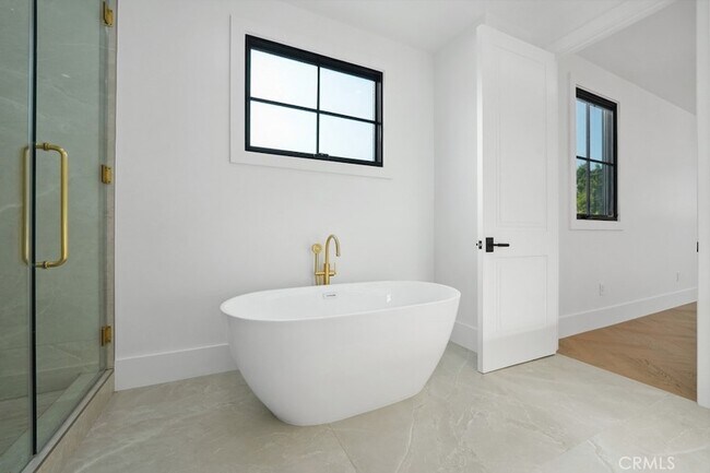 Building Photo - 4539 Longridge Ave