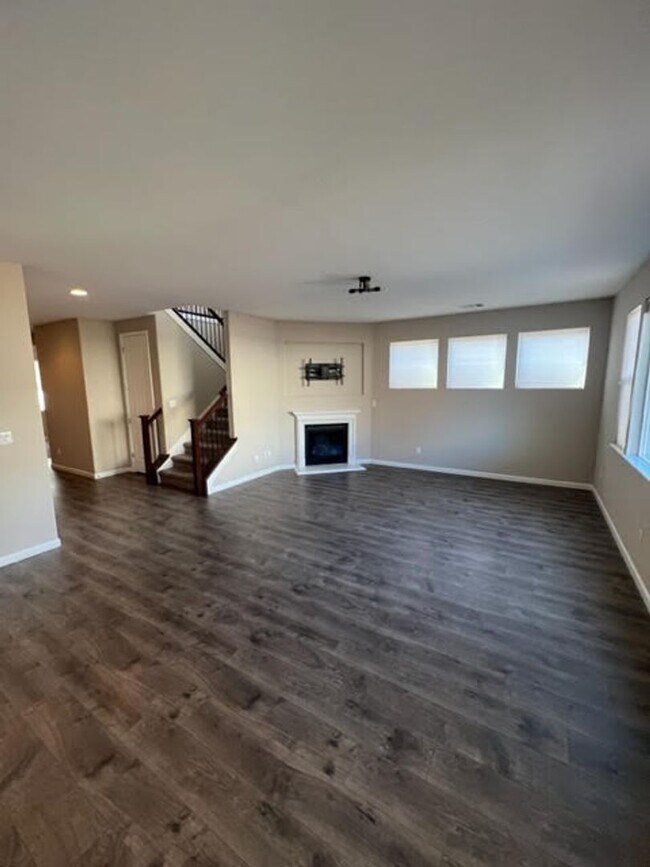 Building Photo - Newer Home within Red Hawk Golf Community!