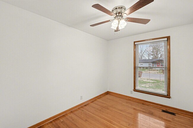 Building Photo - 3 Bedroom w/Den, 2.5 Bath-