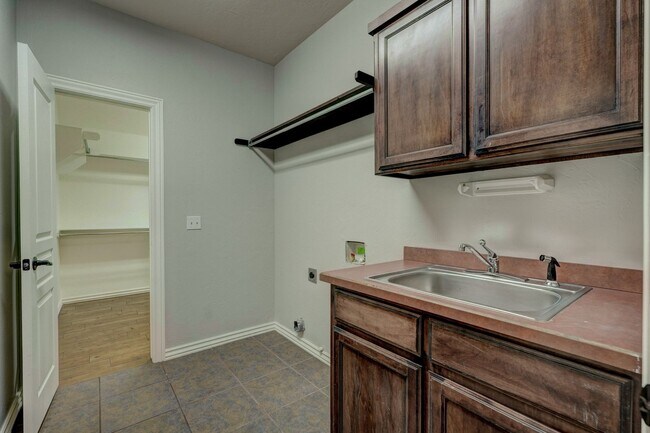 Building Photo - Stunning 3 Bedroom Home with Fireplace, Community Amenities & Open Floor Plan