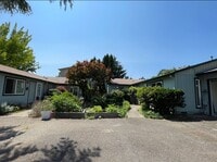 Building Photo - Charming Three Bedroom Near S. Waterfront & Macadam Ave~ Updates Throughout~ W/D Included ~ Detac...