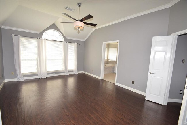 Building Photo - 1322 W Forest Dr