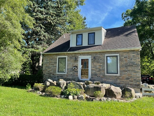 Primary Photo - Nice Spacious 3 bd / 3 full bath and 2 half bath Home with Huge Backyard