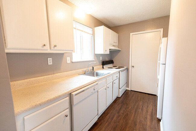 Kitchen - Hillcrest Townhomes