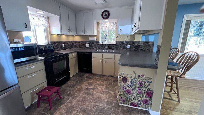 Building Photo - Charming 2 Bed, 2 Bath Farm-Style Home in ...