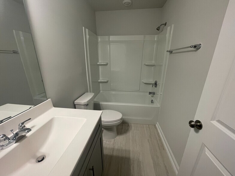 Building Photo - Room in Townhome on Astor Elgin St