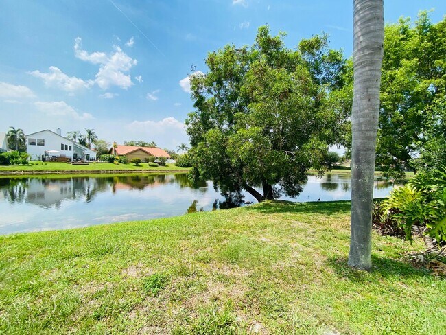 Building Photo - 2485 Stonegate Dr