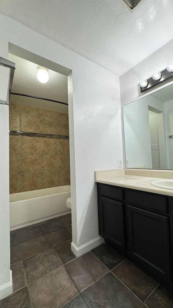 Building Photo - Eastside (Golf Links and Pantano) spacious 2nd floor 2 bed, 2 bath condo!