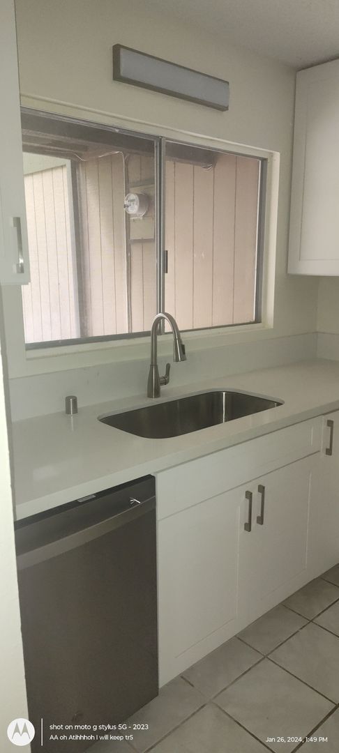 Building Photo - Beautiful 4 bed/ 2 bath/ 2 parking In Kaneohe