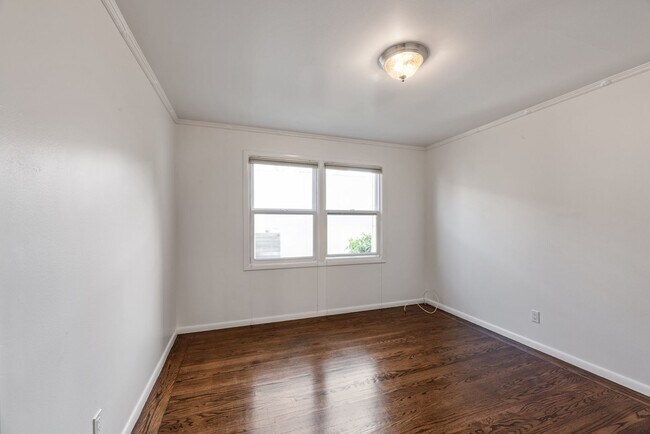 Building Photo - Stunning, Pet Friendly Edwardian 2BR Remod...