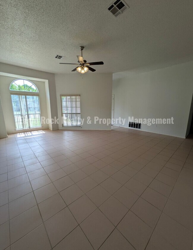 Building Photo - 1304 N Umbrella Ave