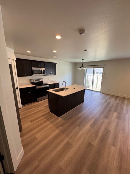 Building Photo - 494 340 W