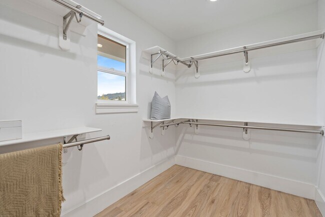 Building Photo - Stunning 4/3 in the Oakland Hills
