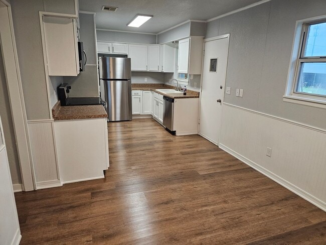 Building Photo - 3 bed 2 bath Newly Renovated Home For Rent