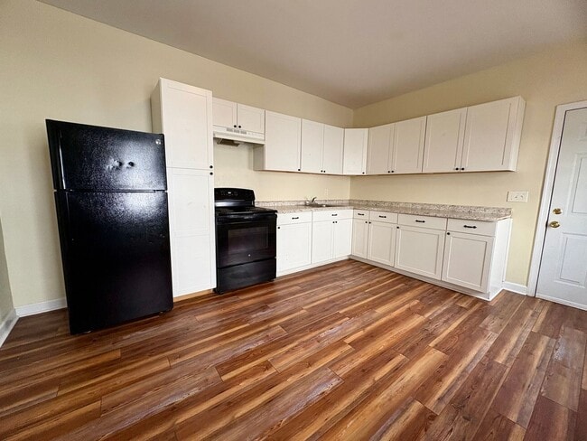Building Photo - 4 Bedroom 1 Bathroom Rowhome in Reading w/Bonus Room! *For a Limited Time- $500 Off Your First Mo...