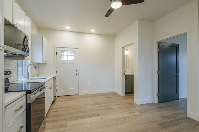 Building Photo - 915 Caledonia Ct