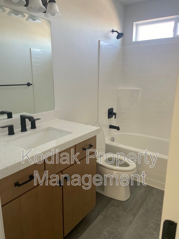 Building Photo - 1439 W Stable St