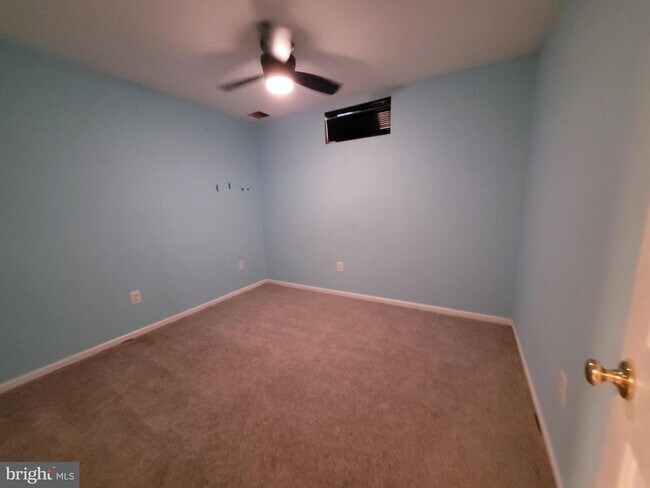 Building Photo - 10 Bridle Ct