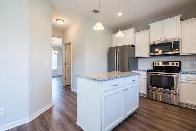 Building Photo - 647 Red Oak Ln