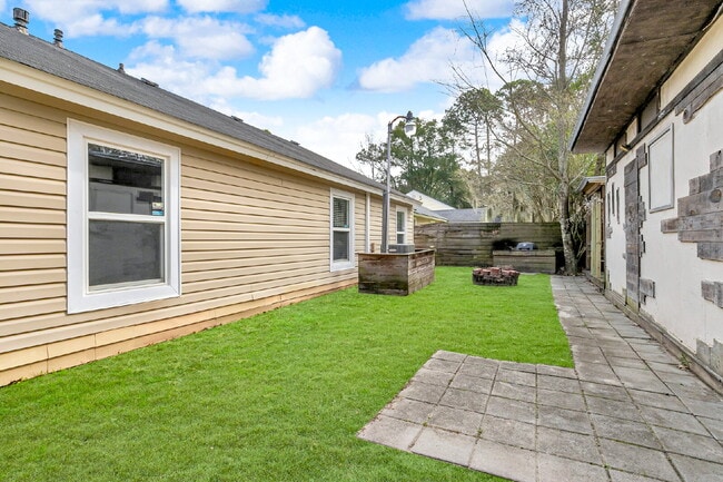 Building Photo - Location, Space and convenience at this adorable home.