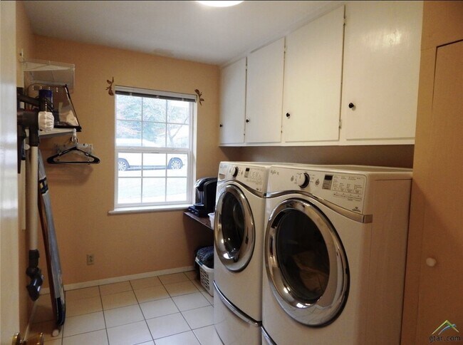 Building Photo - Coming Soon! Beautiful 3 bedroom 2 bath ho...