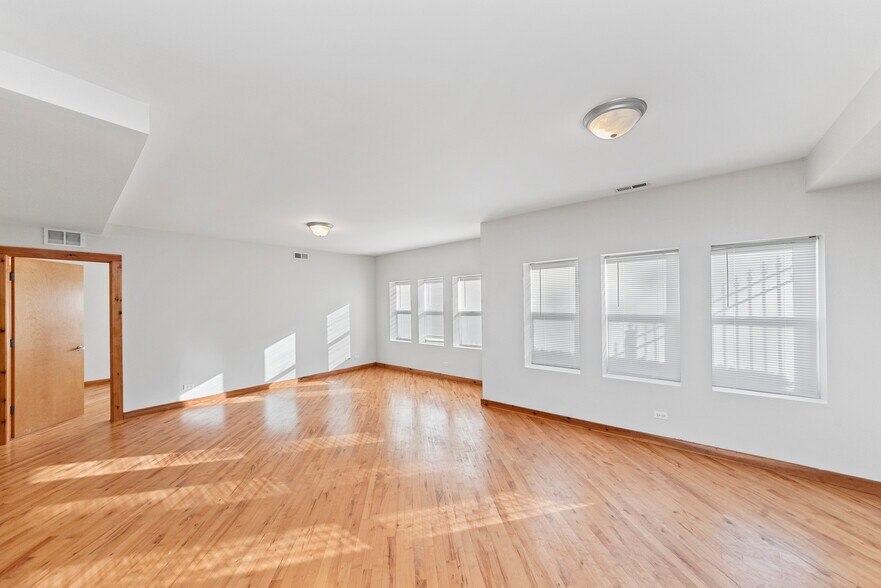 Building Photo - 1118 E Hyde Park Blvd