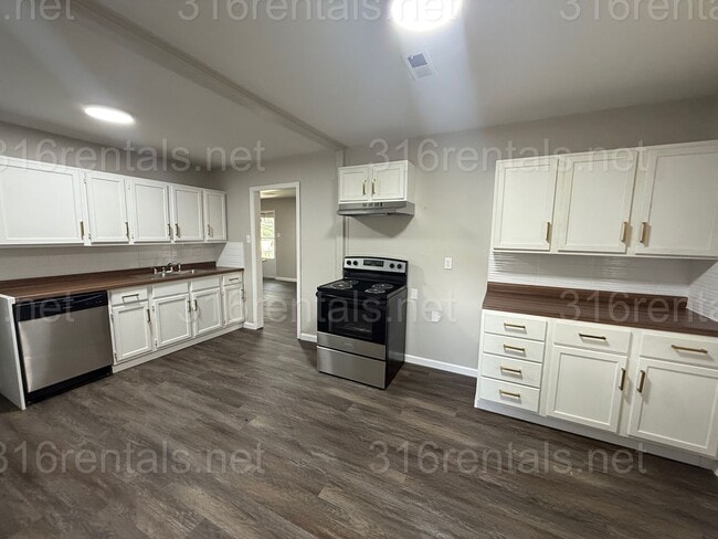 Building Photo - $1145 - 4 bedroom / 1 bathroom - Single Fa...