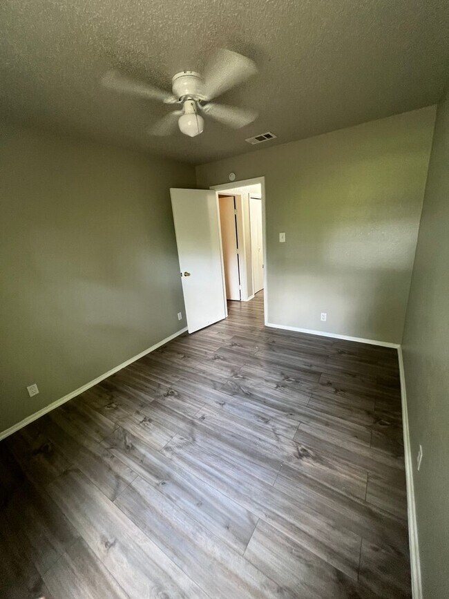 Building Photo - Unlock Your Austin Dream: Cozy 2BD/2BA Retreat in Trendy Crestview – Pets Welcome, Balcony Bliss!